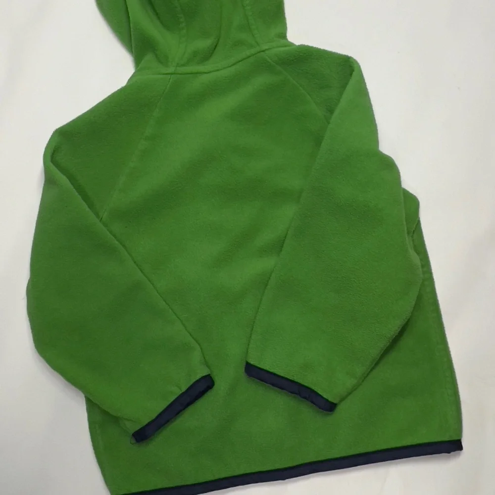 Columbia 2T Green Child’s Lightweight Hooded Jacket. Front pockets